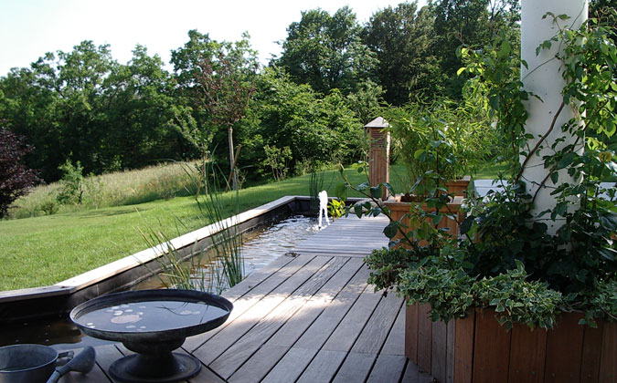 Terrasse ambiance bois et bassin de carpes ko