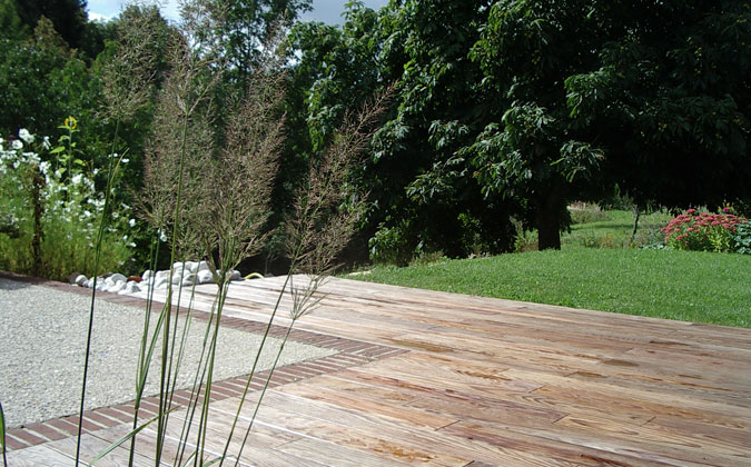 Terrace with mix of materials between wood and deactivated concrete